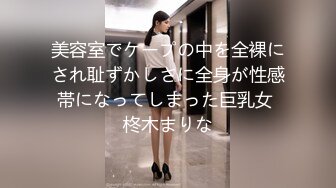 红发熟女厕所吸附假鸡鸡一边玩奶一边自慰