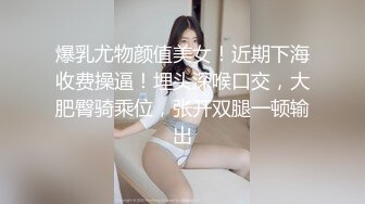 少妇黑丝情趣激情3P，让大哥按着头草嘴口交