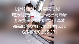 【风骚小少妇户外勾搭农民大叔激情啪啪】让大哥伸进衣服摸骚奶子后入爆草小屁股口交大鸡巴直接射在嘴里好骚