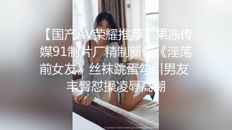 F罩杯八字巨乳女神，吊带小背心，大奶呼之欲出，换上睡衣揉奶摸穴，粉嫩大乳晕，给炮友打飞机