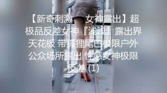 女学生在被占用的厕所前尿尿 (5)