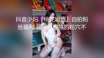 獨自逛商城碎花裙美婦,性感內內都陷肉裏去了