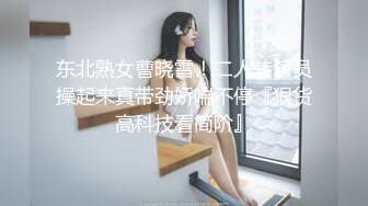 合租房冒死门缝偷窥 对门的美女洗完澡出来换衣服身材还挺不错