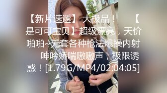 《魔手外购极品CP》景区女公厕完美定点角度全景偸拍，先脸后逼各种气质小姐姐方便，眼镜美女高高撅起翘臀双洞一清二楚 (5)