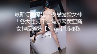 妖艳的美少妇，看着剧情片自慰，再啪啪直到内射