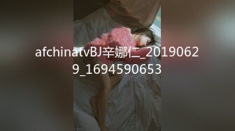 上海三线美女嫩模和异国弯屌男激烈啪啪自拍,在游泳池里抠逼后又在沙发上狠狠抽插,换上情趣服又在床上搞!