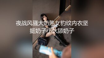 摄像头藏在换洗的衣服口袋里,衣服放在浴室洗衣机上,极限近距离偷拍合租妹洗澡