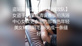 高颜值的巨乳妹子，嘴可以吃到自己胸，人间胸器抖奶舞，转盘抖奶特写粉穴