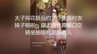 眼镜胖哥约操蓝色头发美妞，细长美腿苗条身材，舌吻互摸灵活舌头舔屌，骑上来操几下累了，扶腰后入猛1