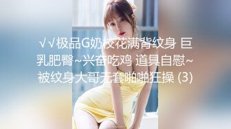 金发美艳人妖胸前纹身性感妖艳脱下小花裙自摸超长屌深深插入后门通并享受着