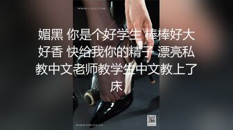 美女穿着渔网蕾丝晚上逛街