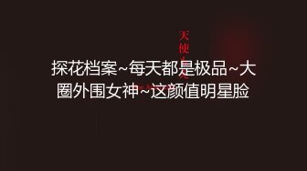 笑起来很甜的小少妇全程露脸诱惑狼友，敞亮风骚又迷人，跟狼友互动撩骚，胡萝卜抽插骚穴呻吟，淫水多多好骚