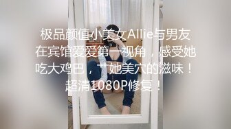 沙发上展现完美身材自慰