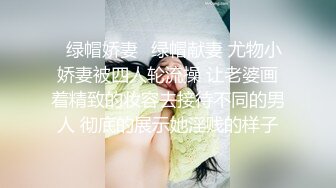 两个百合萝莉小姐姐黑白丝袜情趣装，双足磨蹭假屌一起舔，凹凸水晶棒互插