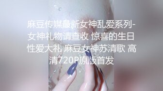 欧美精选大屌肌肉帅哥模特拍写真展示身材,好友在旁边看着忍不住加入激情碰撞,主页合集更精彩(上)