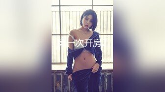   一脸呆萌18嫩妹双马尾带着项圈，翘起美腿玻璃棒插菊花，掰开小穴特写，手指扣穴水声哗哗