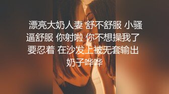 高颜值留学生被老外调教双穴，美女全程享受，屁股被拍得通红，先用拳交扩列再塞扩列器