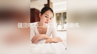   高价约操极品颜值兼职小妞，齐逼小短裤服务周到，镜头前吸吮舔蛋，诱人吊带黑丝