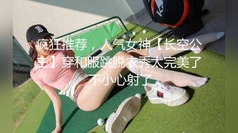  俊男靓女激情3P玩弄风骚小母狗，渣男接了杯尿给骚逼喝真淫荡，一起鸳鸯浴