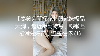 两个大眼萌妹子颜值尤物，躲在家里相互自慰，毛毛浓密，道具自慰插穴