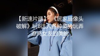 漂亮制服美女3P 身材娇小 同时伺候三根肉棒 嘴叼逼插 被无套输出 非常享受舒坦