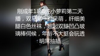 饥渴难耐的少妇在家里自慰