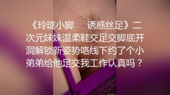 乖巧的小少妇露脸让小哥前后抠逼给狼友看，骚逼很是粉嫩，露脸温柔的舔弄大鸡巴激情上位干出白浆，呻吟可射