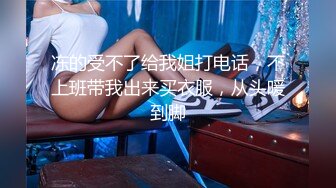 我在桌前看大片，性感女秘书桌底下偷吃大鸡巴！