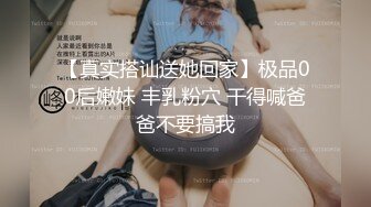 【新片速遞】 骚人妻露脸在家被两个大哥玩弄，乖巧的舔弄大鸡巴，让小哥抱在怀里揉奶玩逼，道具抽插，多体位蹂躏爆草好骚