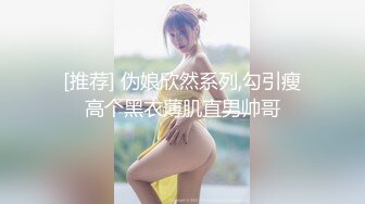 找了两个漂亮妹子玩双飞，左拥右抱边干边揉好不快活