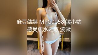 3P前后夹击，边舔屌边被后入，这妹妹有点骚呀