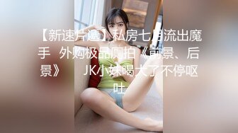 酒吧里拼桌的女大学生