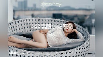 《极品CP魔手外购》全景逼脸同框偸拍Club夜场女蹲厕超多时尚靓妹方便 意外收获性急小情侣口交后入快餐式性爱 (6)