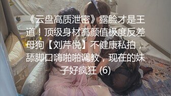 短发人妻母狗少妇，束缚着骚奶子让大哥后入草屁股