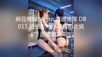 洗手台下面安装摄像头偷拍美女老板娘洗澡