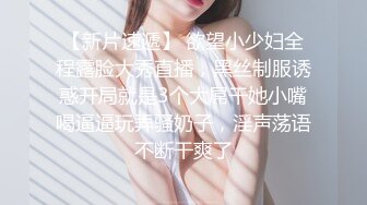 风衣牛仔裤美少妇