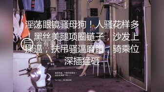 颜值不错小姐姐穿着白衣牛仔裤，坐沙发上揉捏她