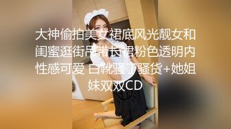 牛仔小美女跟小哥在家激情啪啪给狼友直播，全程露脸互动听指挥，让小哥舔逼口交大鸡巴，无套抽插高潮尿尿