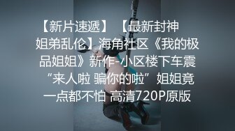 马路边的骚货见没人蹲下就尿尿 看大哥骑车过去全裸游街