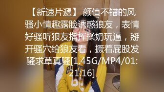 一字马极品女神床上劈叉露逼给金主爸爸操，水嫩美穴太紧了，只能轻轻的插进去。