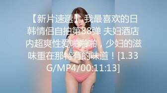 清纯眼镜美少女，姐妹花一起，一脸呆萌卡哇伊，JK装短裙，没穿内裤看嫩穴，翘起美臀，翘起双腿