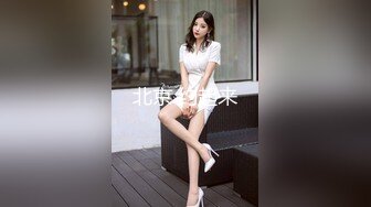 《魔手外购极品CP》景区女公厕完美定点角度全景偸拍，先脸后逼各种气质小姐姐方便，眼镜美女高高撅起翘臀双洞一清二楚 (7)